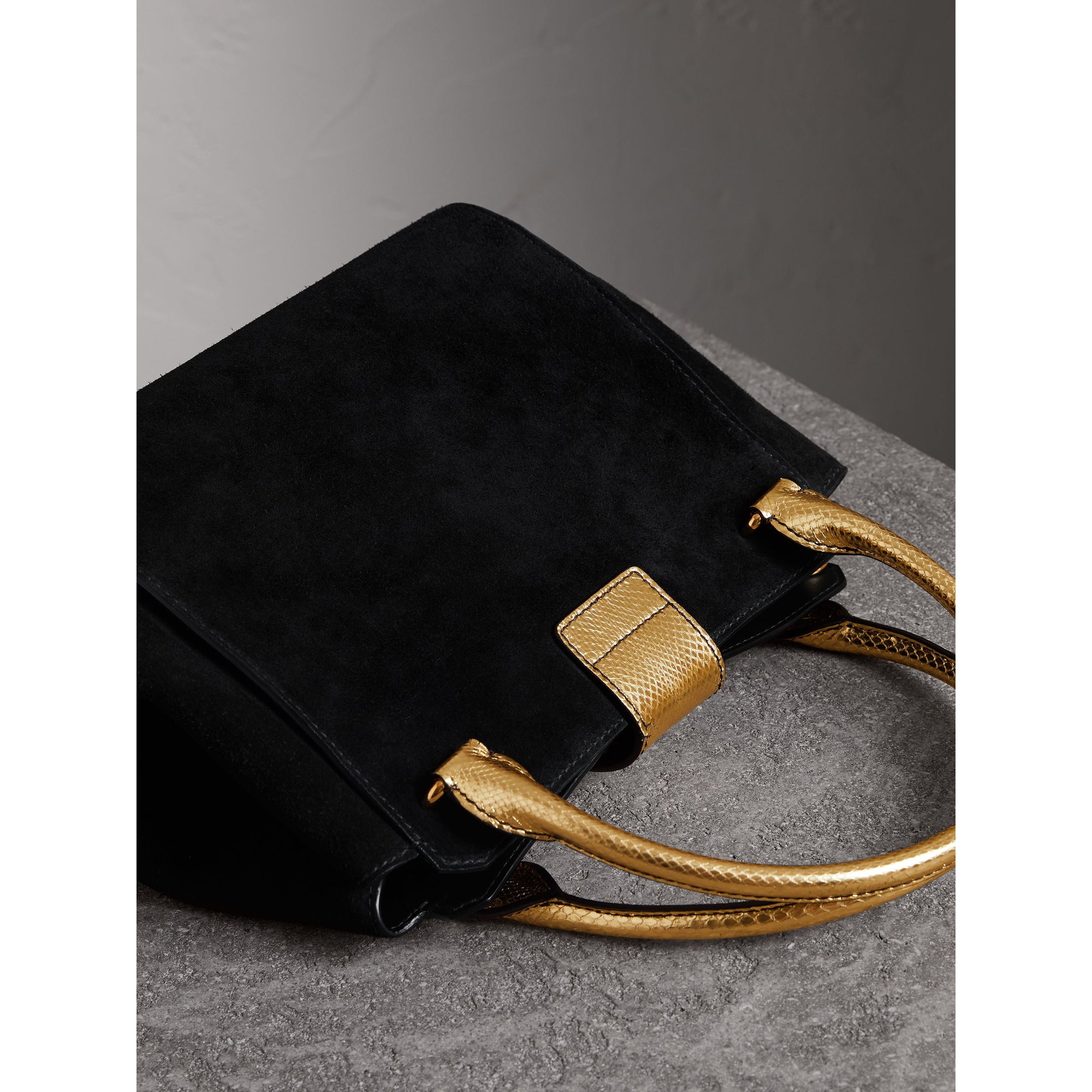 Sac tote The Buckle moyen en cuir velours et peau de serpent - Black & Gold