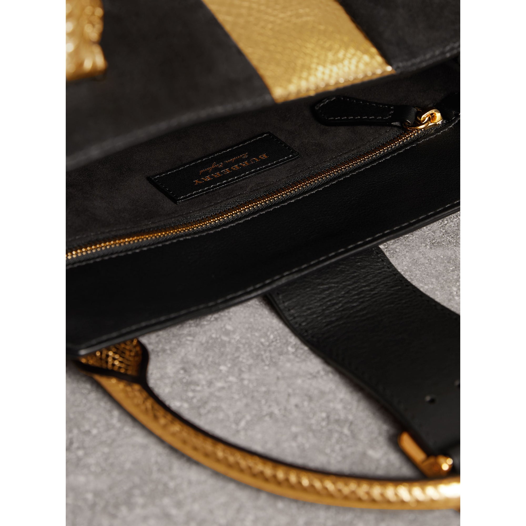 Sac tote The Buckle moyen en cuir velours et peau de serpent - Black & Gold