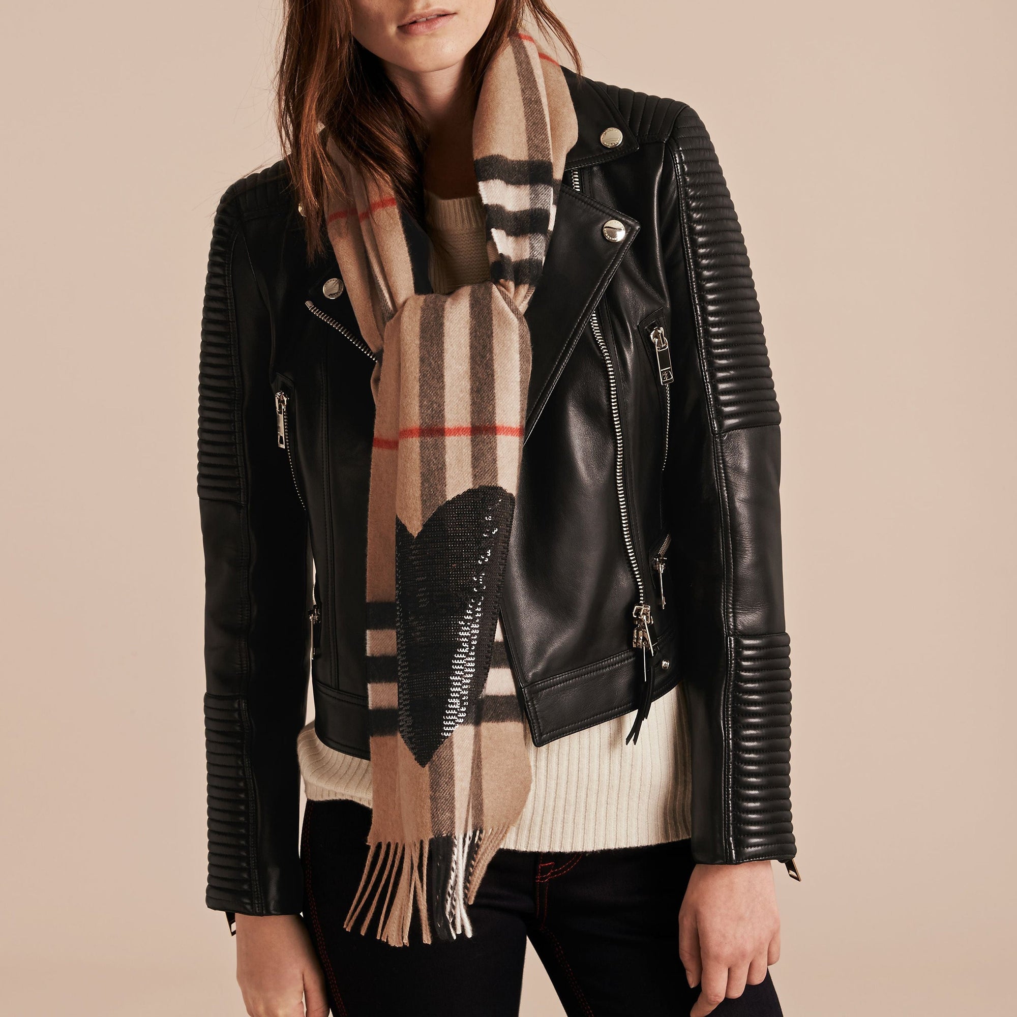 L'écharpe classique en cachemire check avec cœur à sequins - Camel & Black