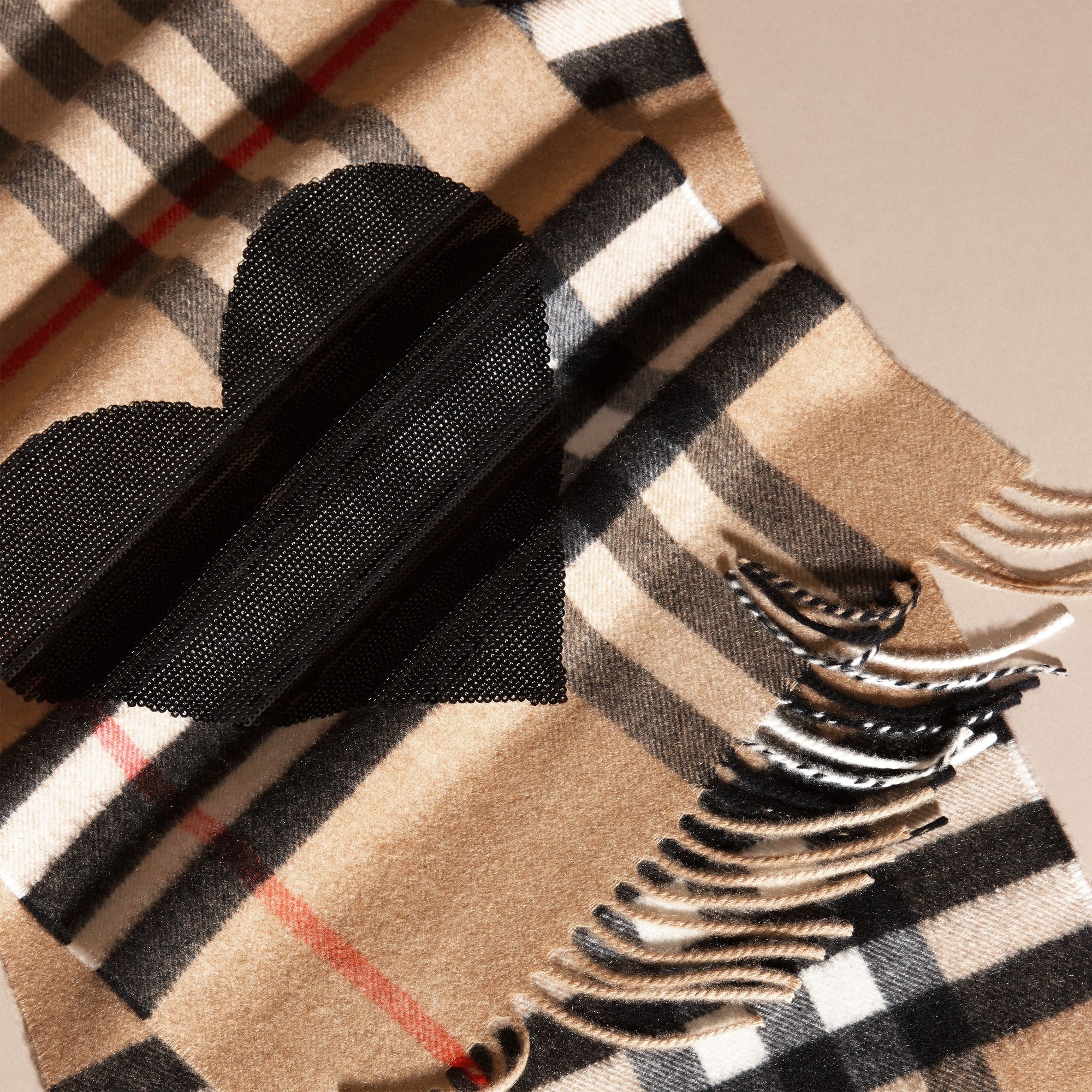 L'écharpe classique en cachemire check avec cœur à sequins - Camel & Black