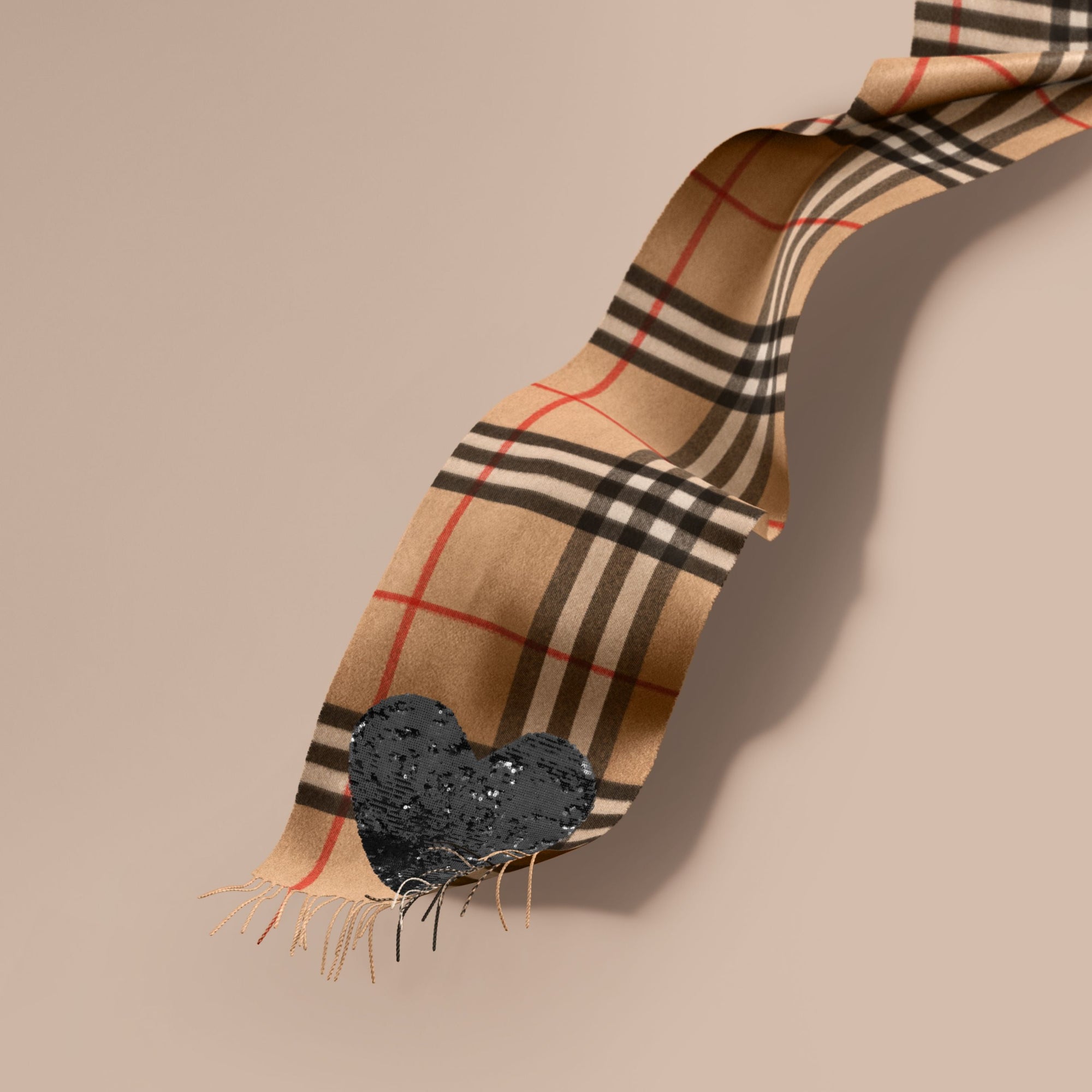 L'écharpe classique en cachemire check avec cœur à sequins - Camel & Black