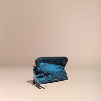 Grande pochette zippée en nylon technique à imprimé python - Mineral Blue