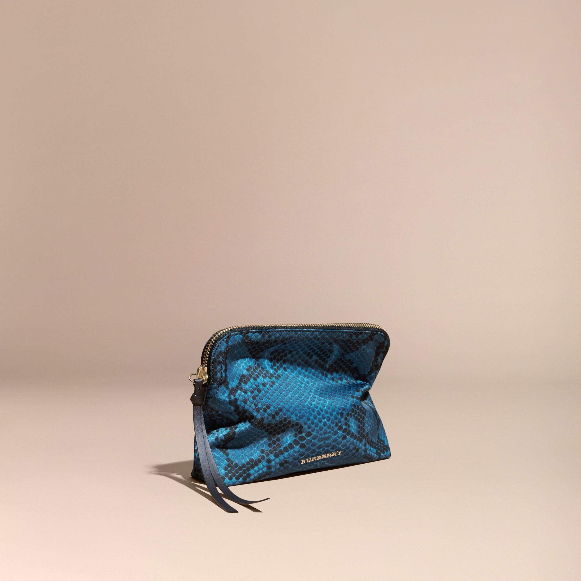 Grande pochette zippée en nylon technique à imprimé python - Mineral Blue