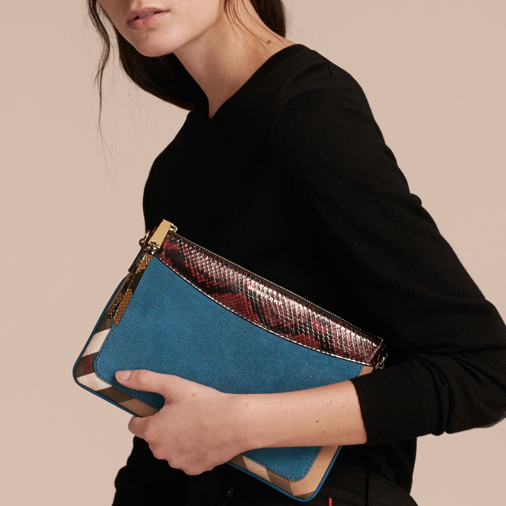 Clutch en cuir coton House check et peau de serpent - Peacock Blue