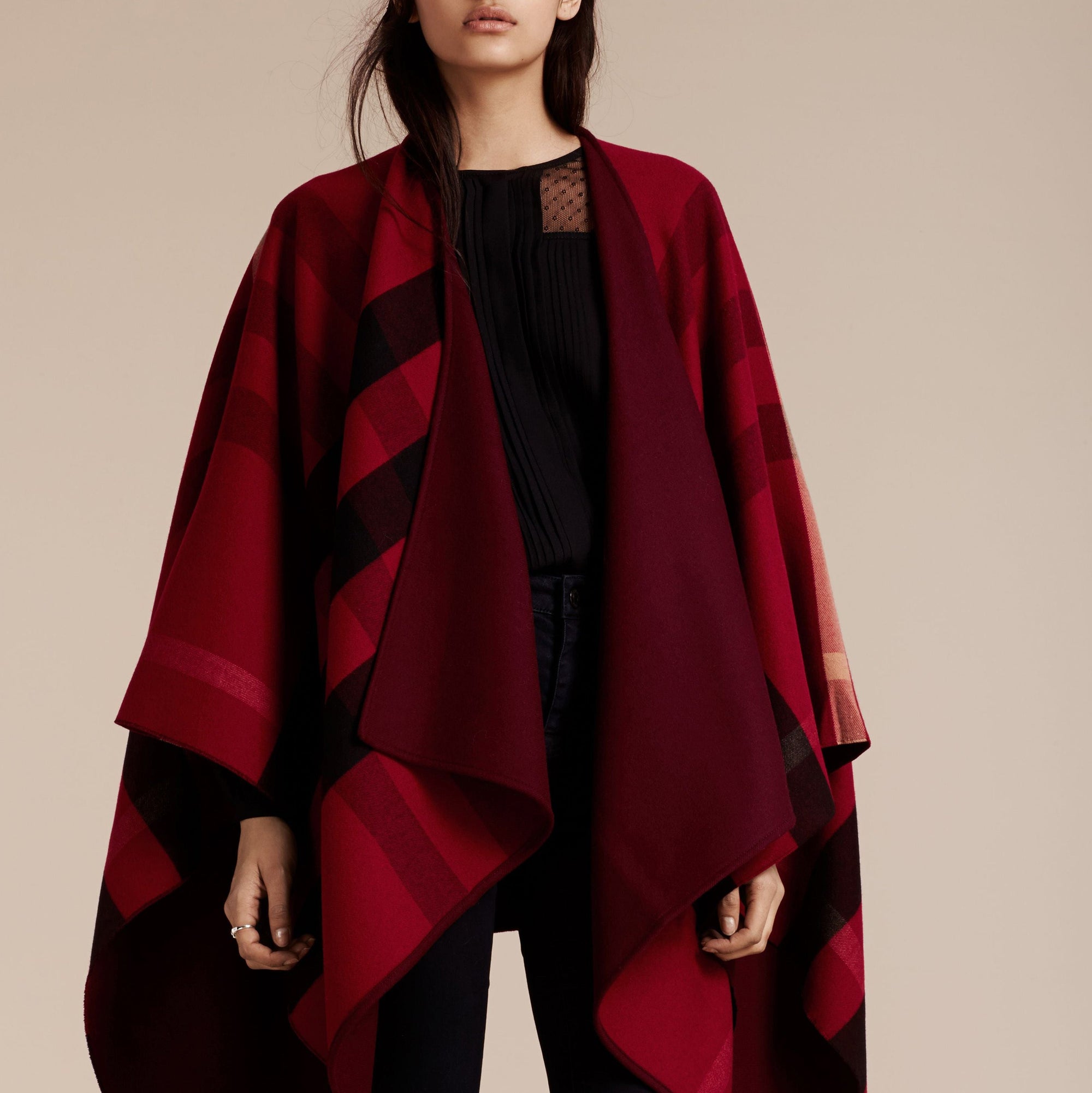 Poncho réversible en laine mérinos à motif check - Parade Red