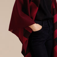Poncho réversible en laine mérinos à motif check - Parade Red