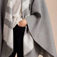 Poncho réversible en laine mérinos à motif check - Light Grey