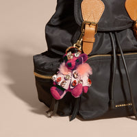 Bijou porte-clés Thomas Bear avec cape et cristaux en cachemire - Fuchsia Pink