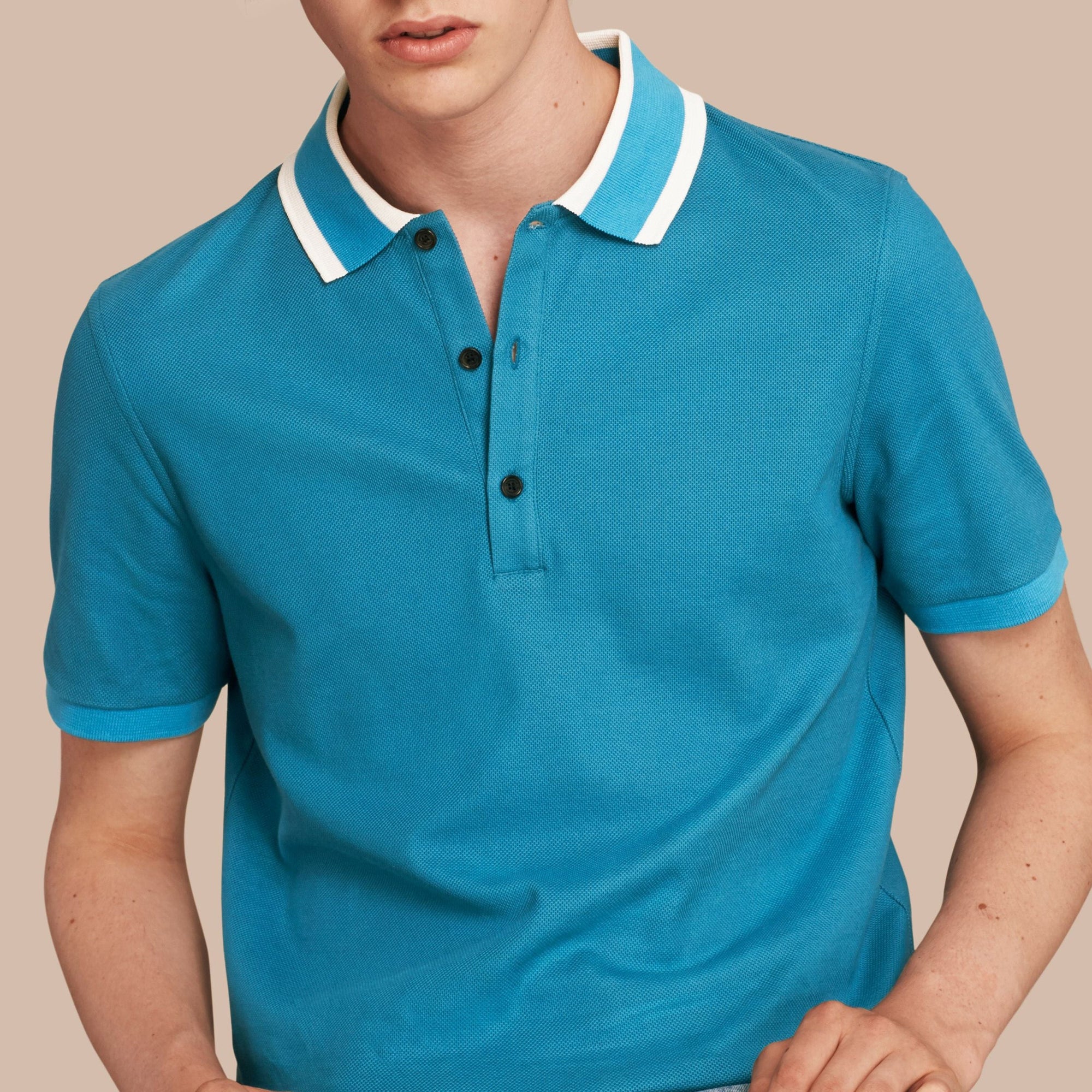 Polo en piqué de coton avec col rayé - Bright Turquoise