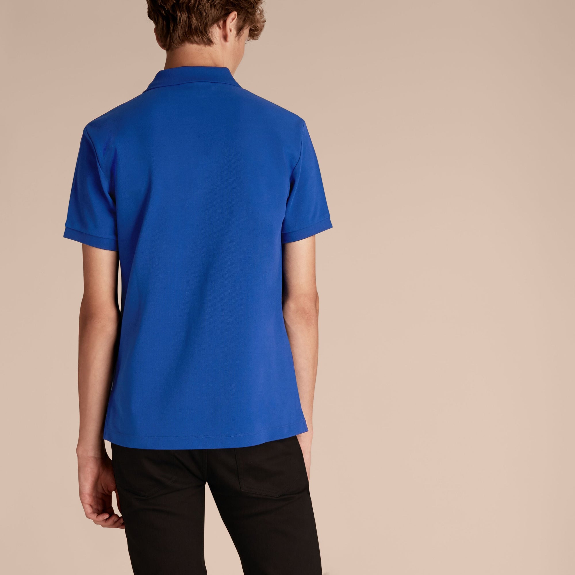 Polo en piqué de coton avec patte à motif check - Brilliant Blue