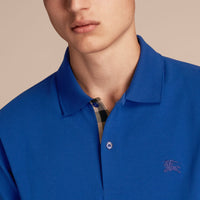Polo en piqué de coton avec patte à motif check - Brilliant Blue