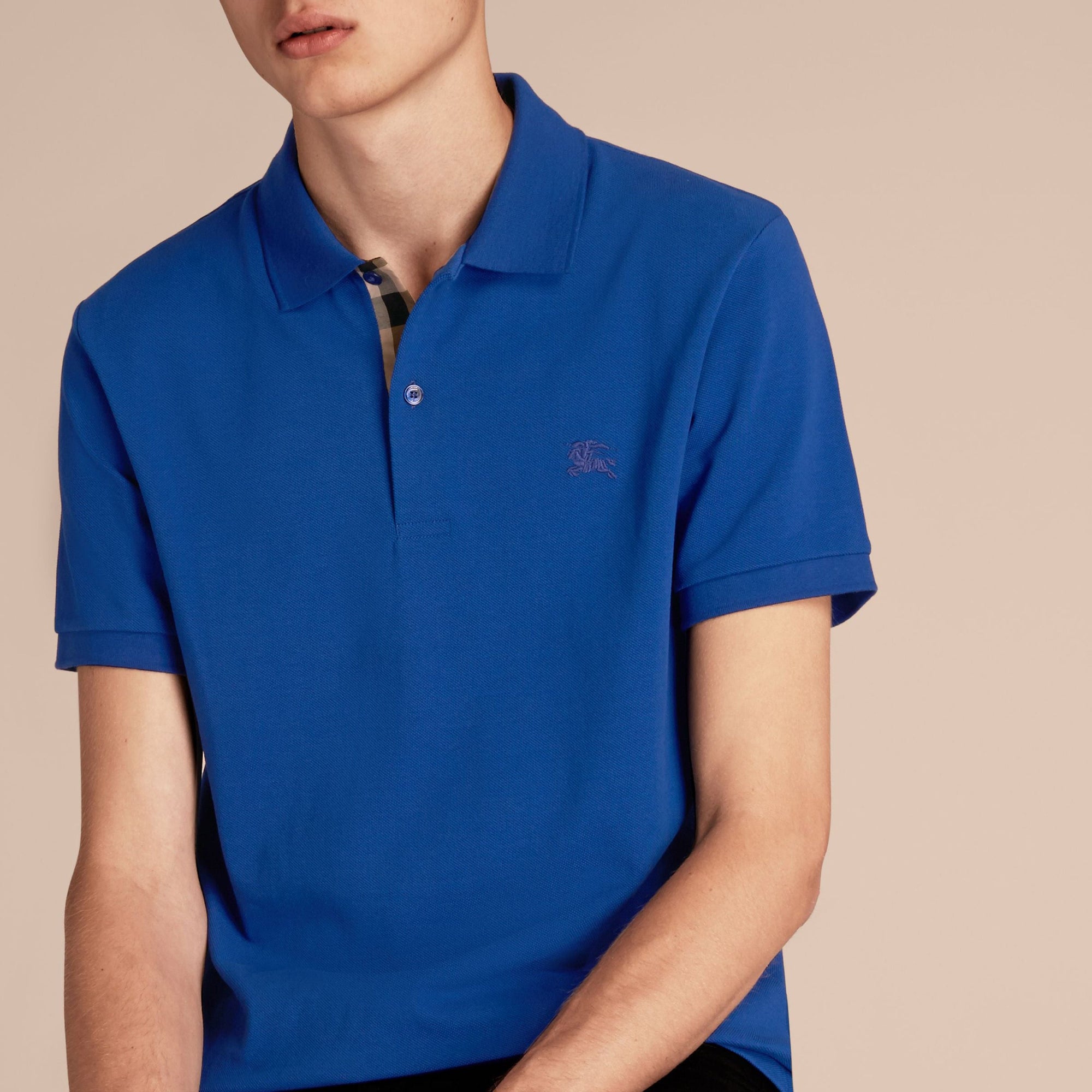 Polo en piqué de coton avec patte à motif check - Brilliant Blue