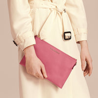 Clutch en cuir doublé du motif check - Pink Azalea