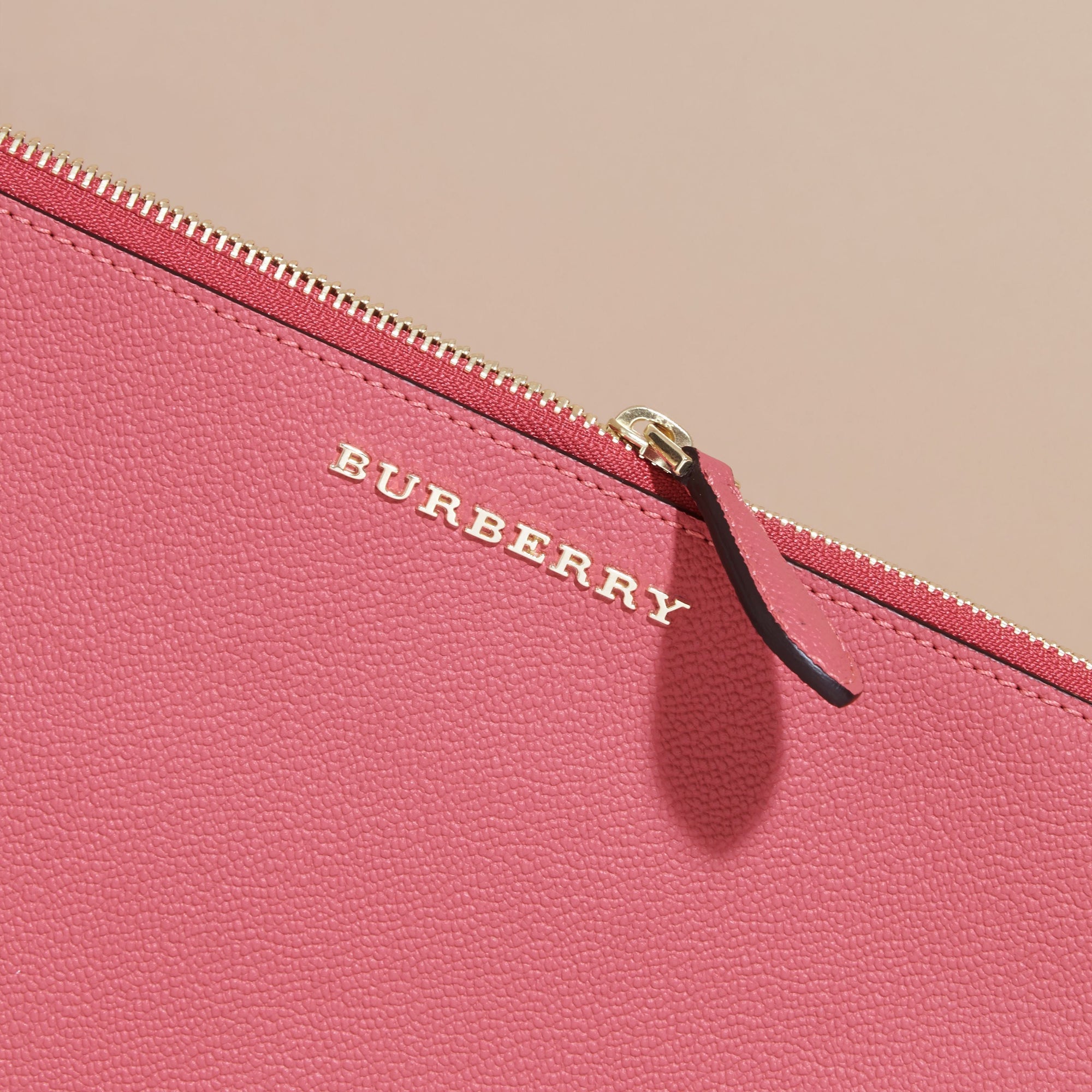 Clutch en cuir doublé du motif check - Pink Azalea