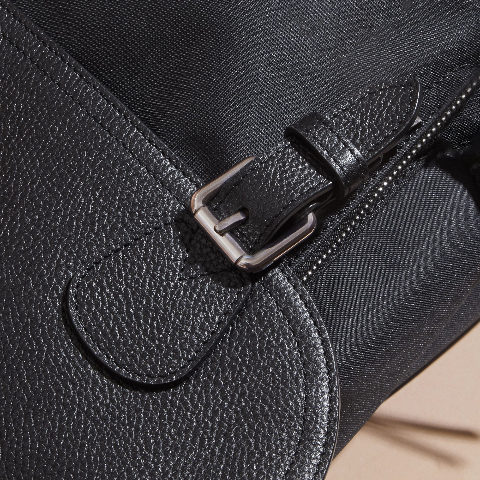 Sac Messenger avec détails en cuir - Black
