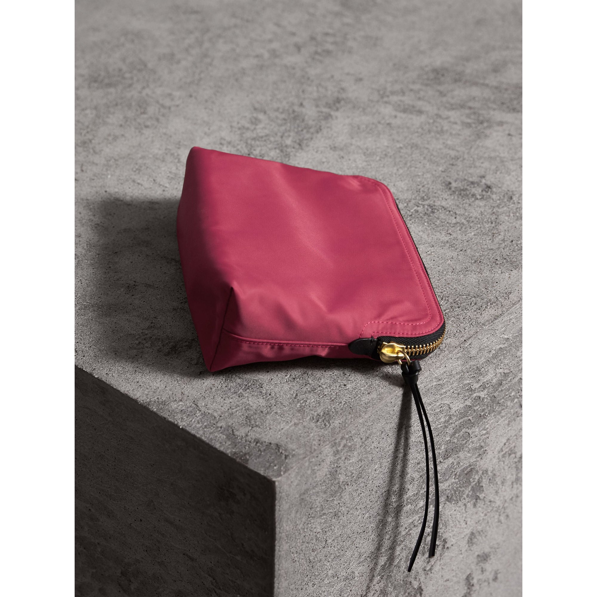 Grande pochette zippée en nylon technique - Plum Pink