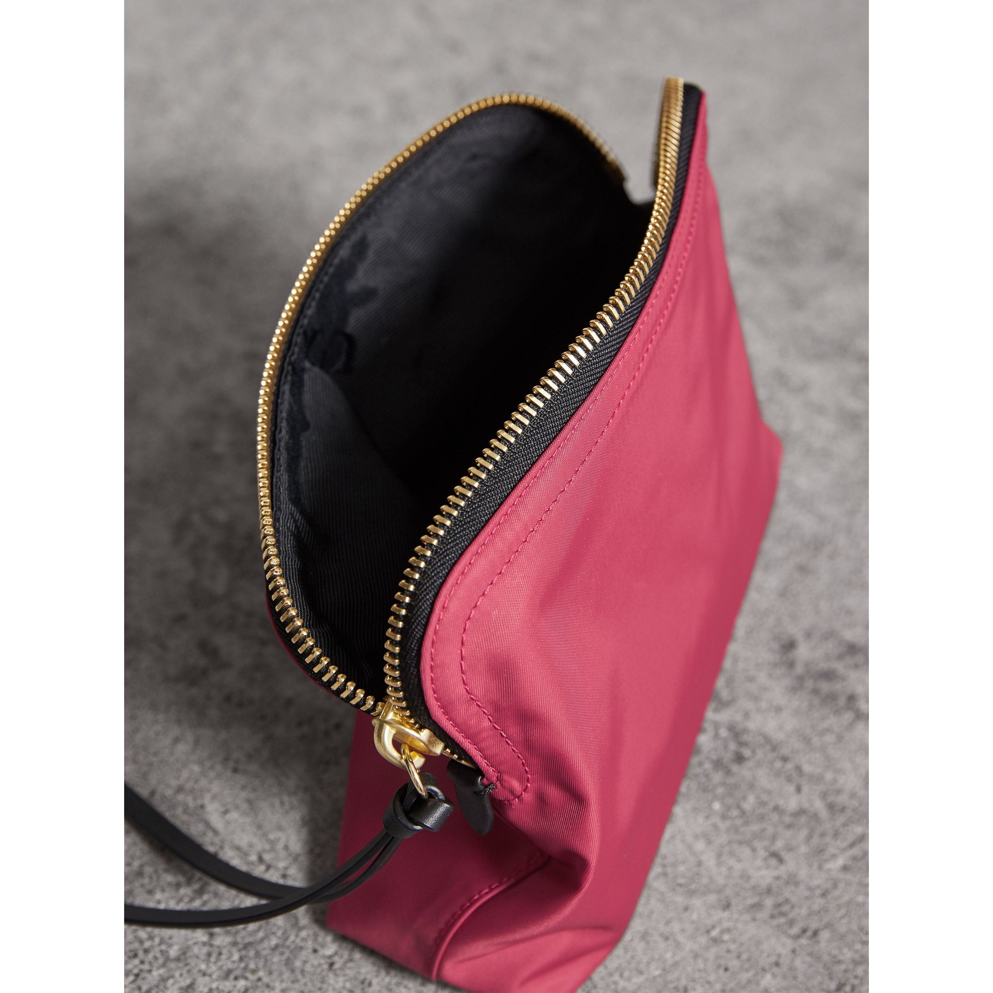 Grande pochette zippée en nylon technique - Plum Pink