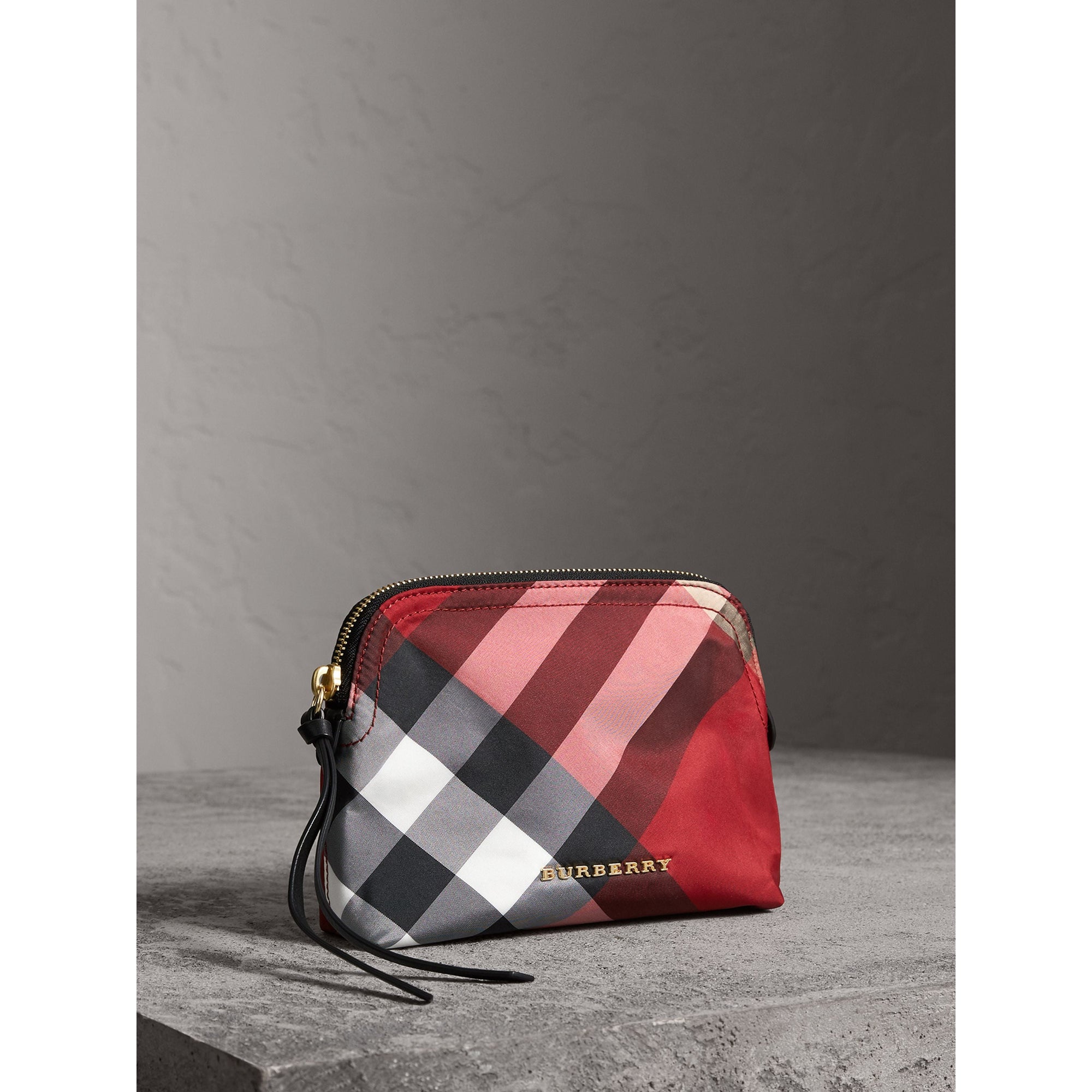 Pochette medium zippée en tissu technique à motif check - Parade Red