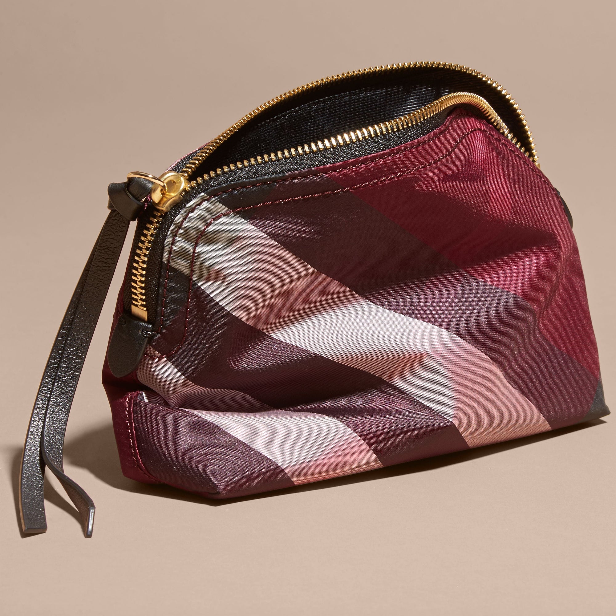 Pochette medium zippée en tissu technique à motif check - Plum