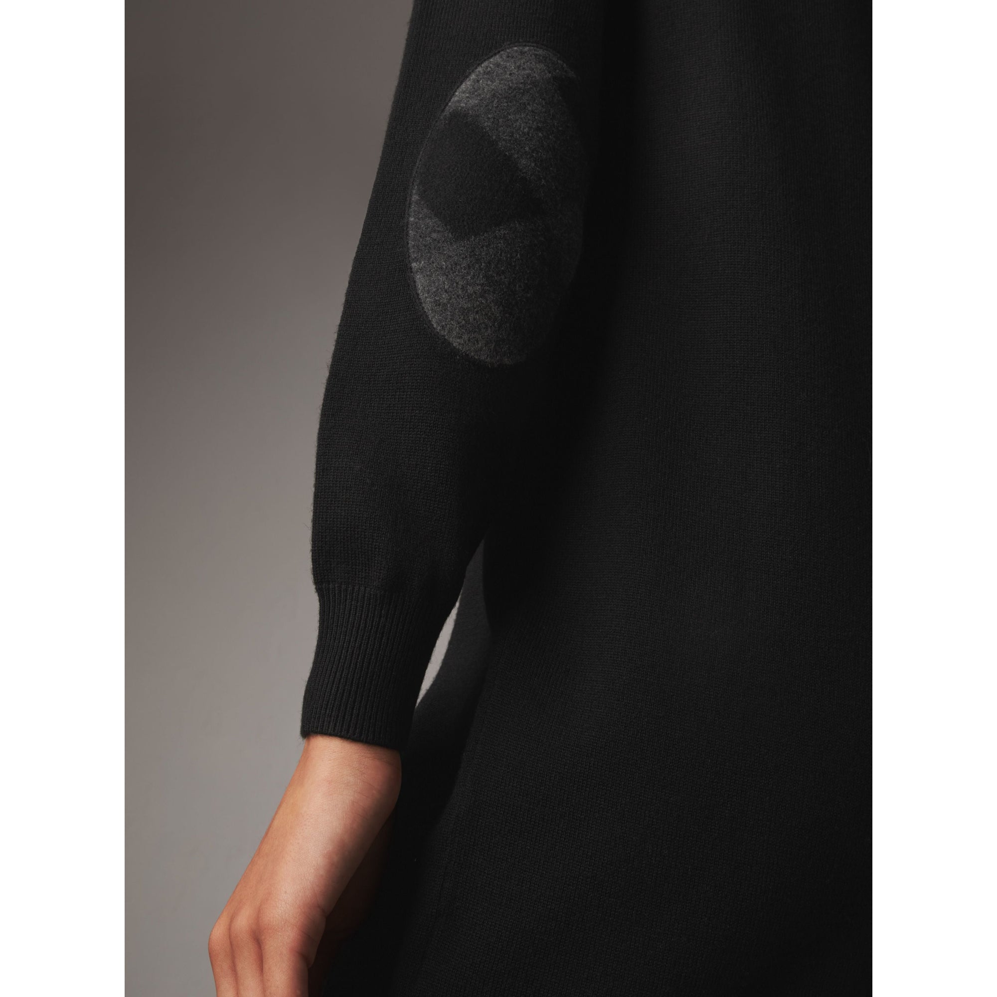 Robe pull en laine mérinos avec coudières check - Black