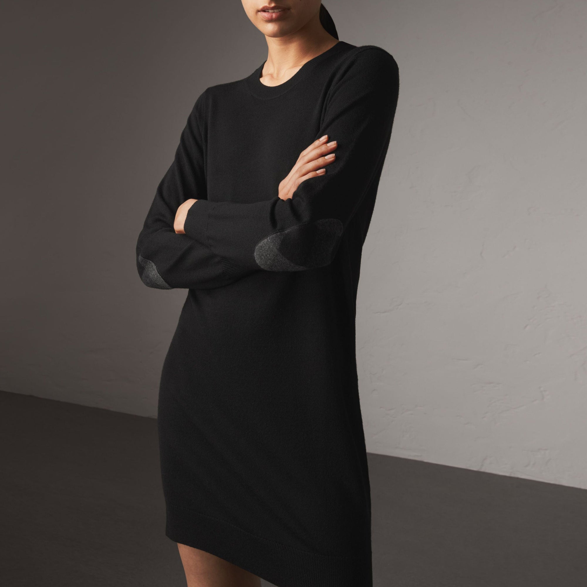 Robe pull en laine mérinos avec coudières check - Black