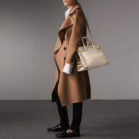 Sac The Banner medium en cuir avec appliqués ton sur ton - Limestone