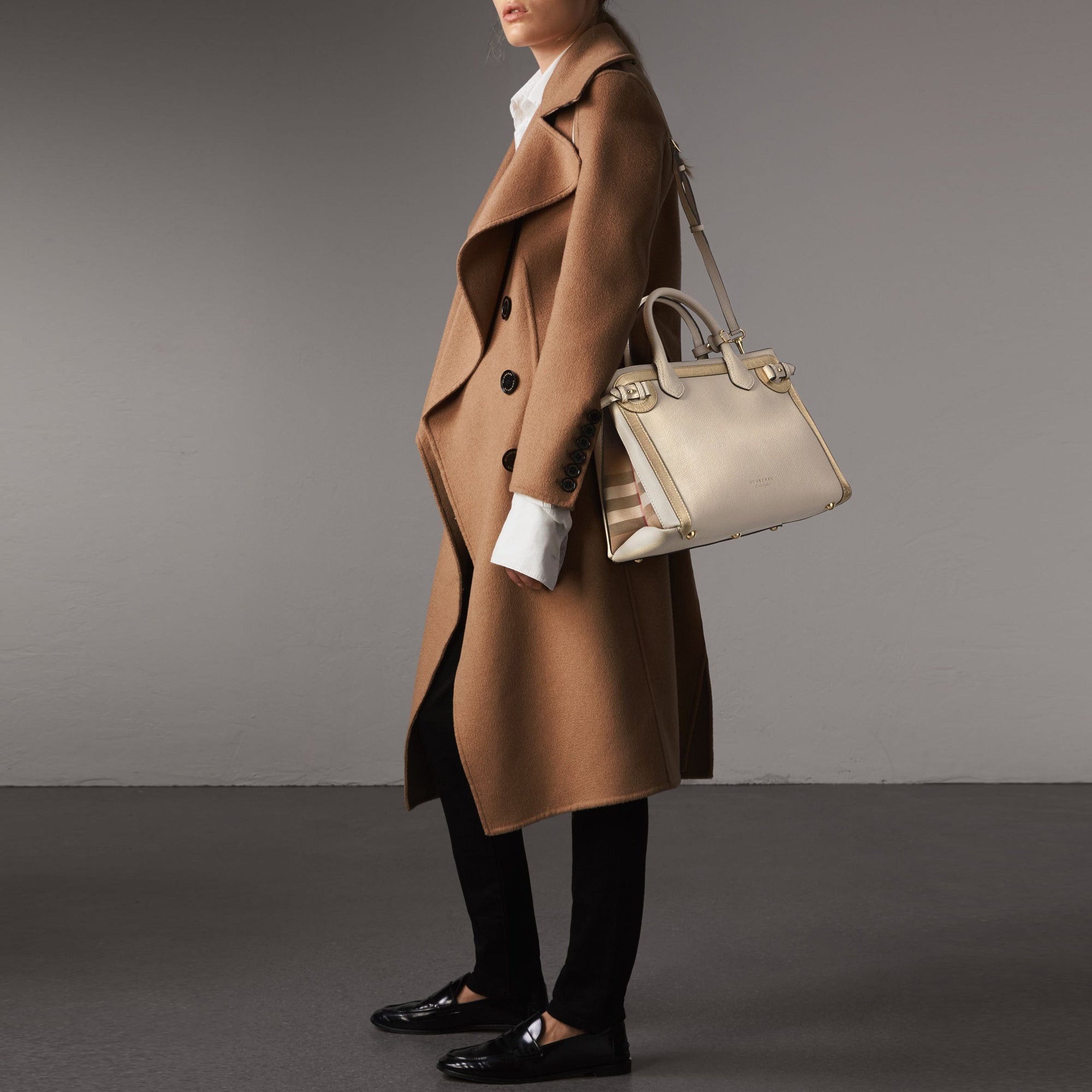 Sac The Banner medium en cuir avec appliqués ton sur ton - Limestone