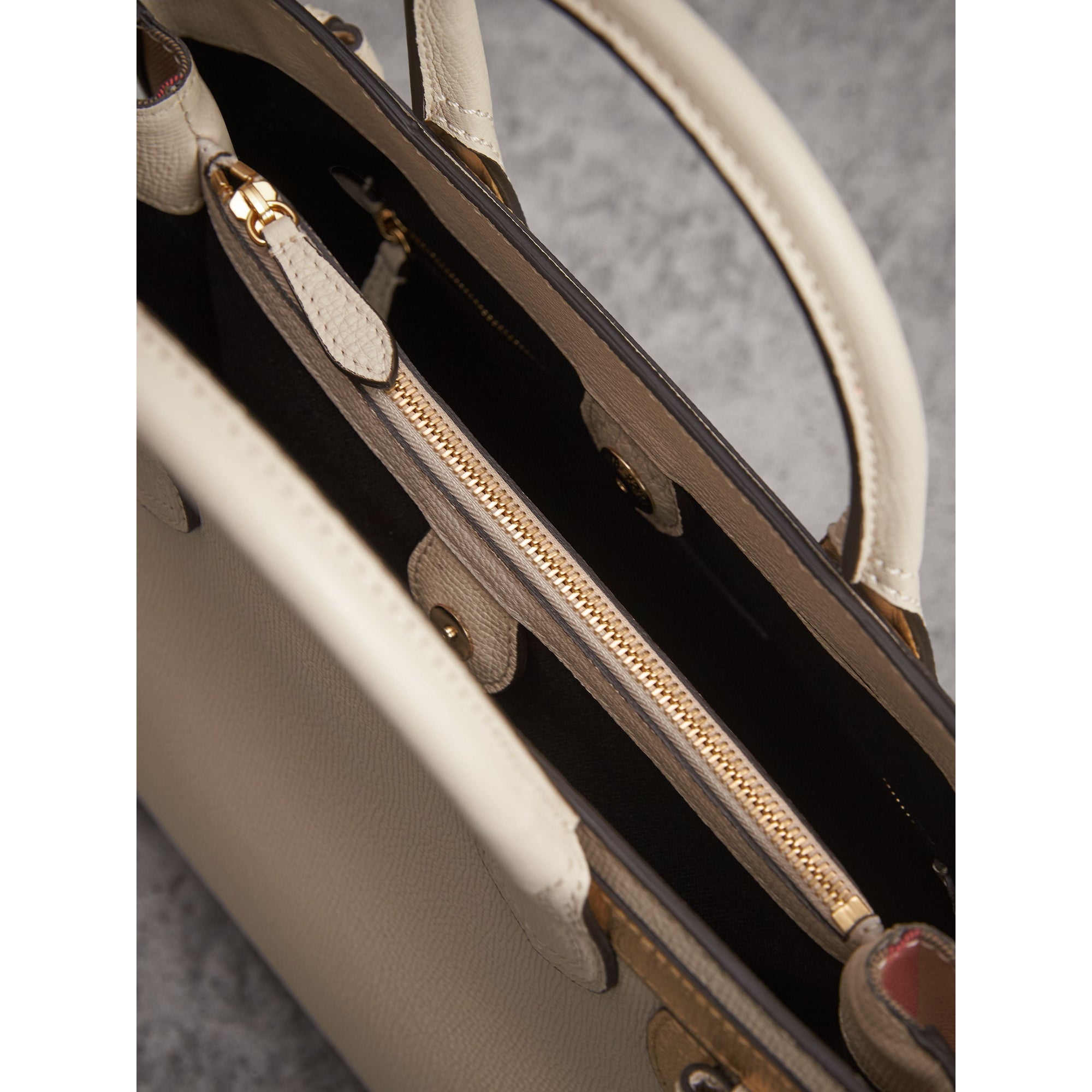 Sac The Banner medium en cuir avec appliqués ton sur ton - Limestone