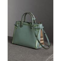 Sac The Banner medium en cuir avec appliqué en python métallisé - Celadon Blue