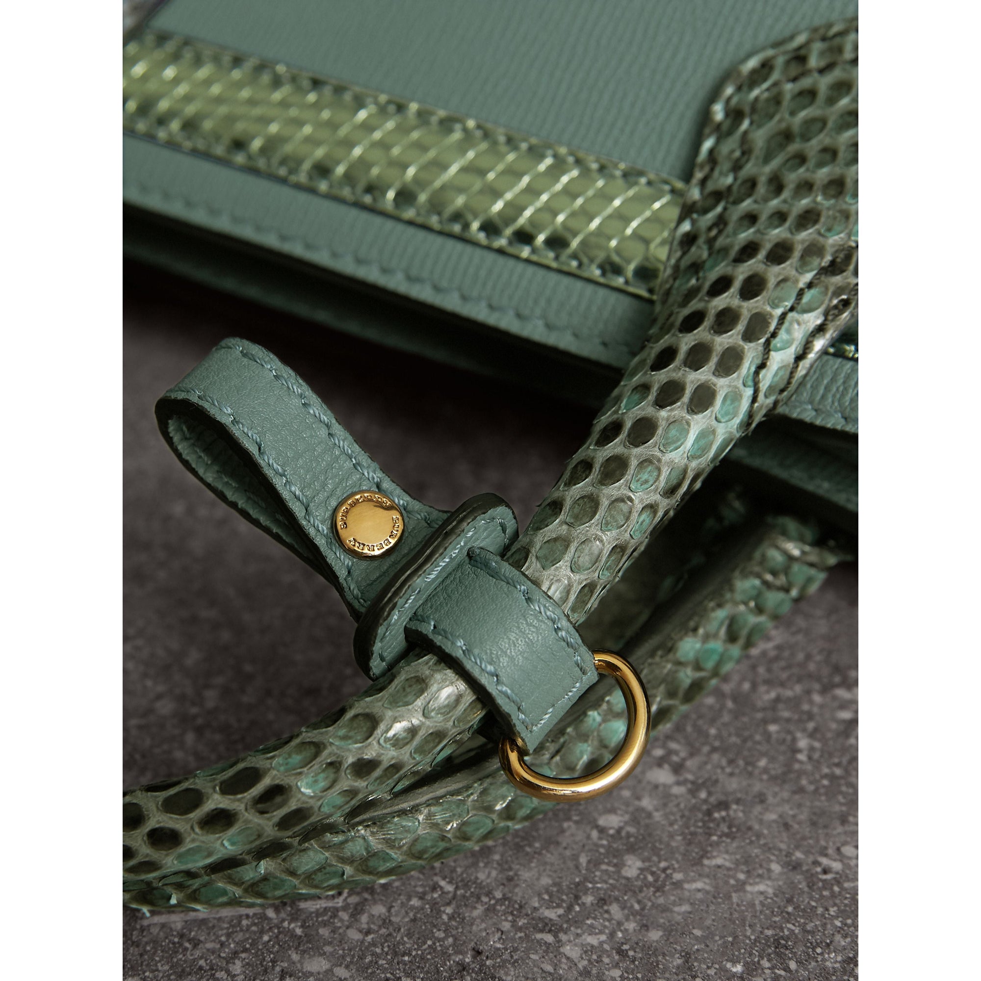Sac The Banner medium en cuir avec appliqué en python métallisé - Celadon Blue