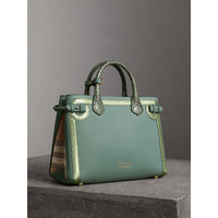 Sac The Banner medium en cuir avec appliqué en python métallisé - Celadon Blue