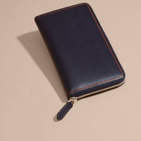 Portefeuille zippé en cuir London avec bordure contrastante - Dark Navy