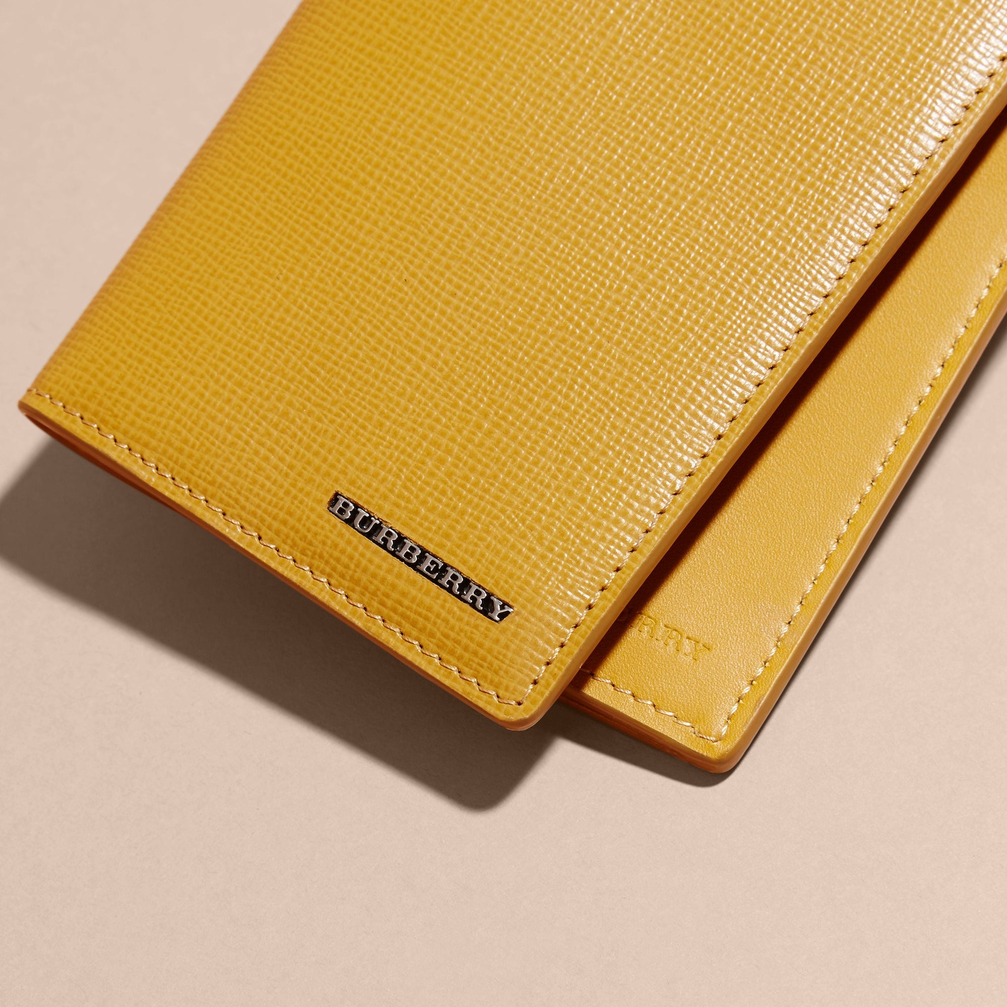 Portefeuille continental en cuir London - Larch Yellow