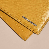 Portefeuille à rabat multidevise en cuir London - Larch Yellow