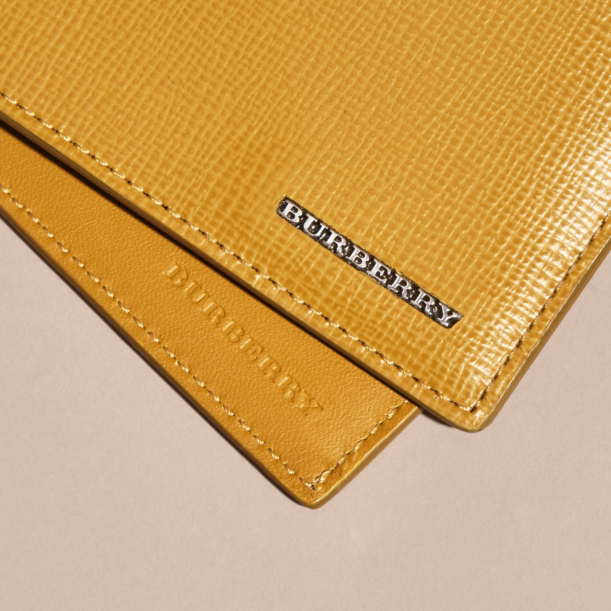 Portefeuille à rabat multidevise en cuir London - Larch Yellow