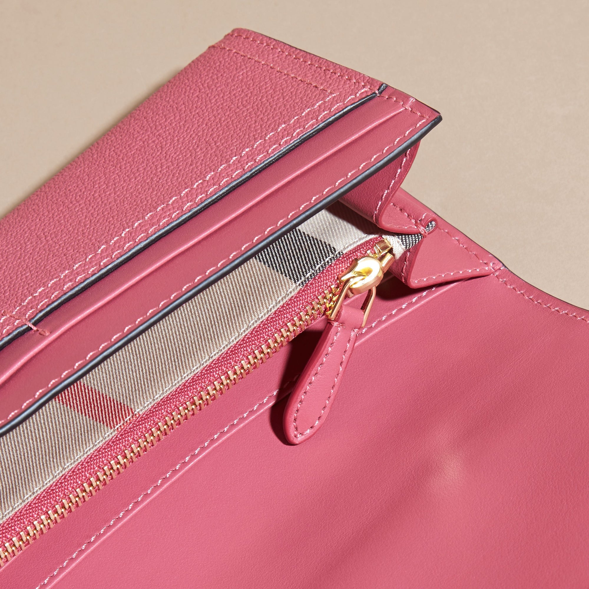 Portefeuille continental en cuir texturé - Pink Azalea