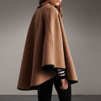 Cape en laine et cachemire de style militaire - Camel & Black