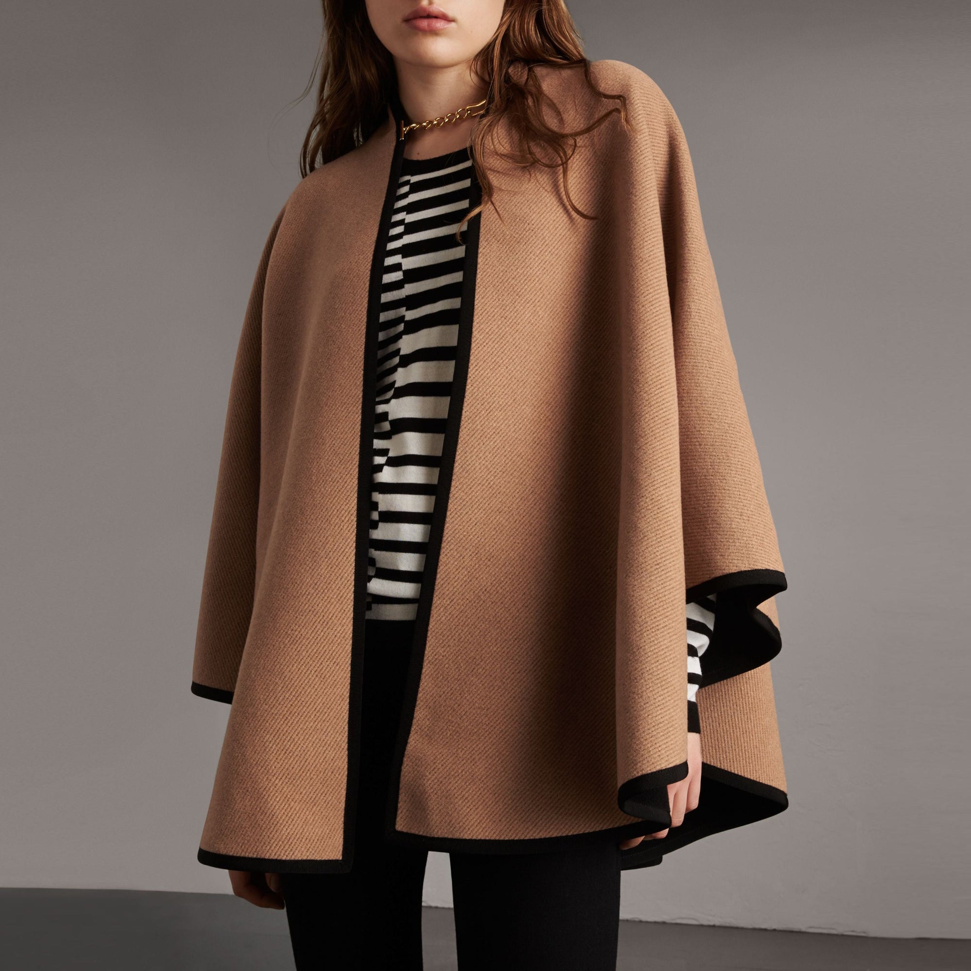 Cape en laine et cachemire de style militaire - Camel & Black