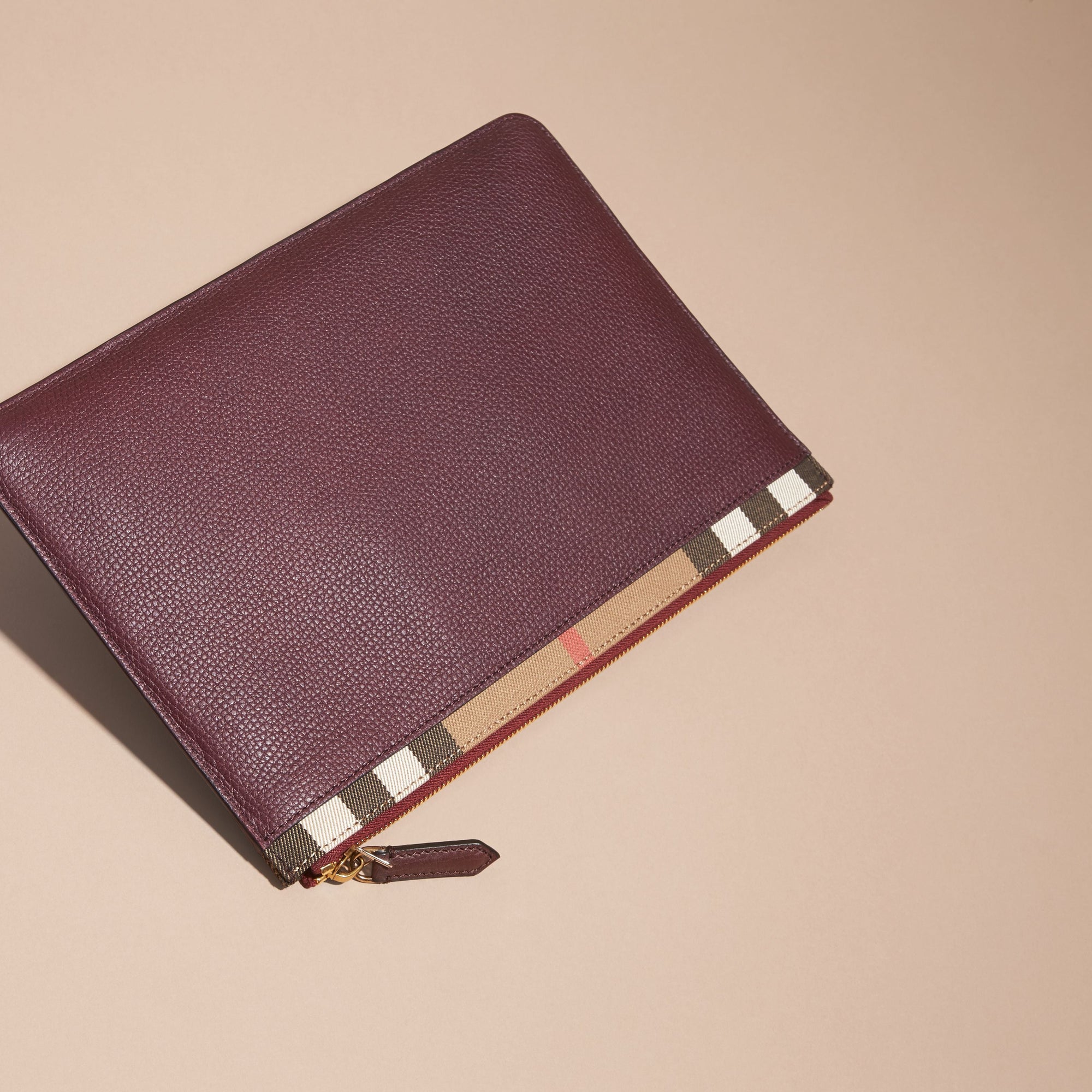 Pochette zippée en cuir grainé et tissu House check - Wine