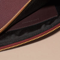 Pochette zippée en cuir grainé et tissu House check - Wine