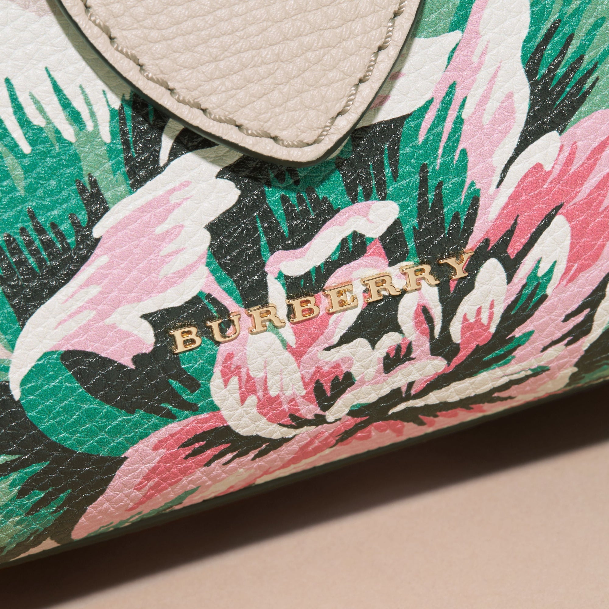 Petit sac tote The Buckle en cuir avec imprimé à pivoines roses - Natural & Emerald Green