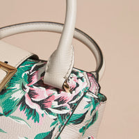 Petit sac tote The Buckle en cuir avec imprimé à pivoines roses - Natural & Emerald Green
