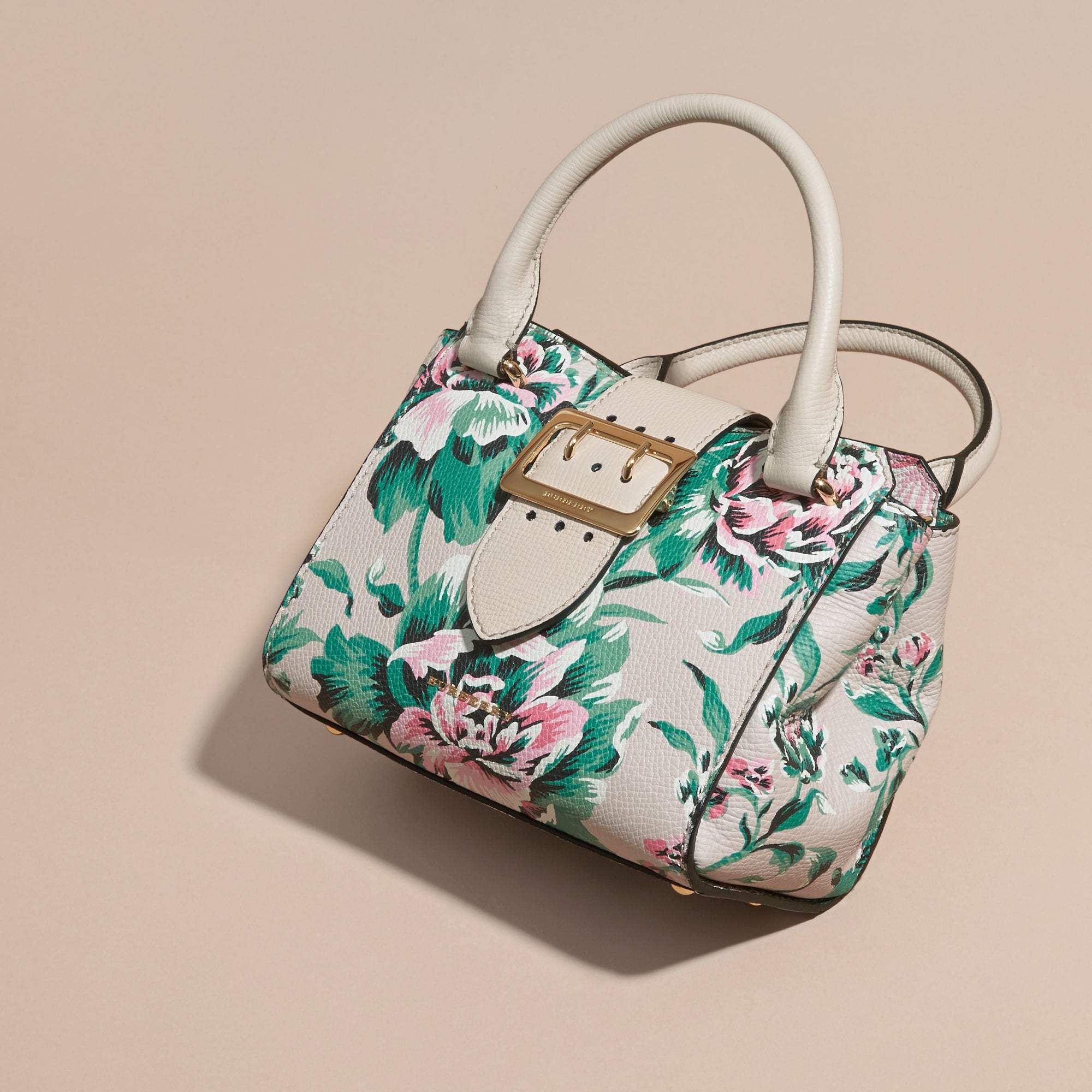 Petit sac tote The Buckle en cuir avec imprimé à pivoines roses - Natural & Emerald Green