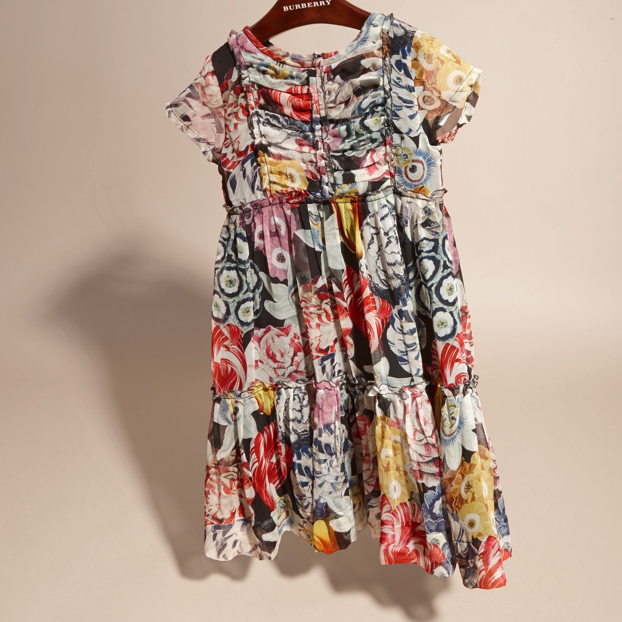 Robe en soie ruchée à imprimé floral arty - Black