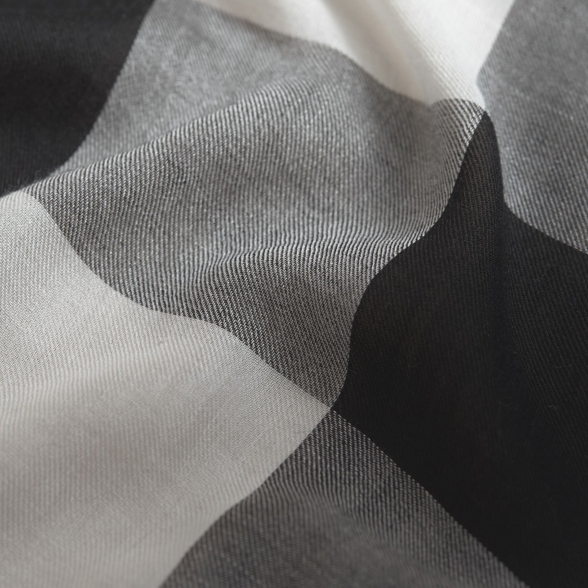 Grand carré léger en modal soie et laine à motif check - Mid Grey