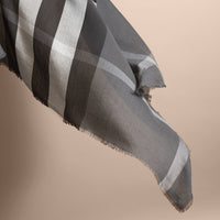 Grand carré léger en modal soie et laine à motif check - Mid Grey