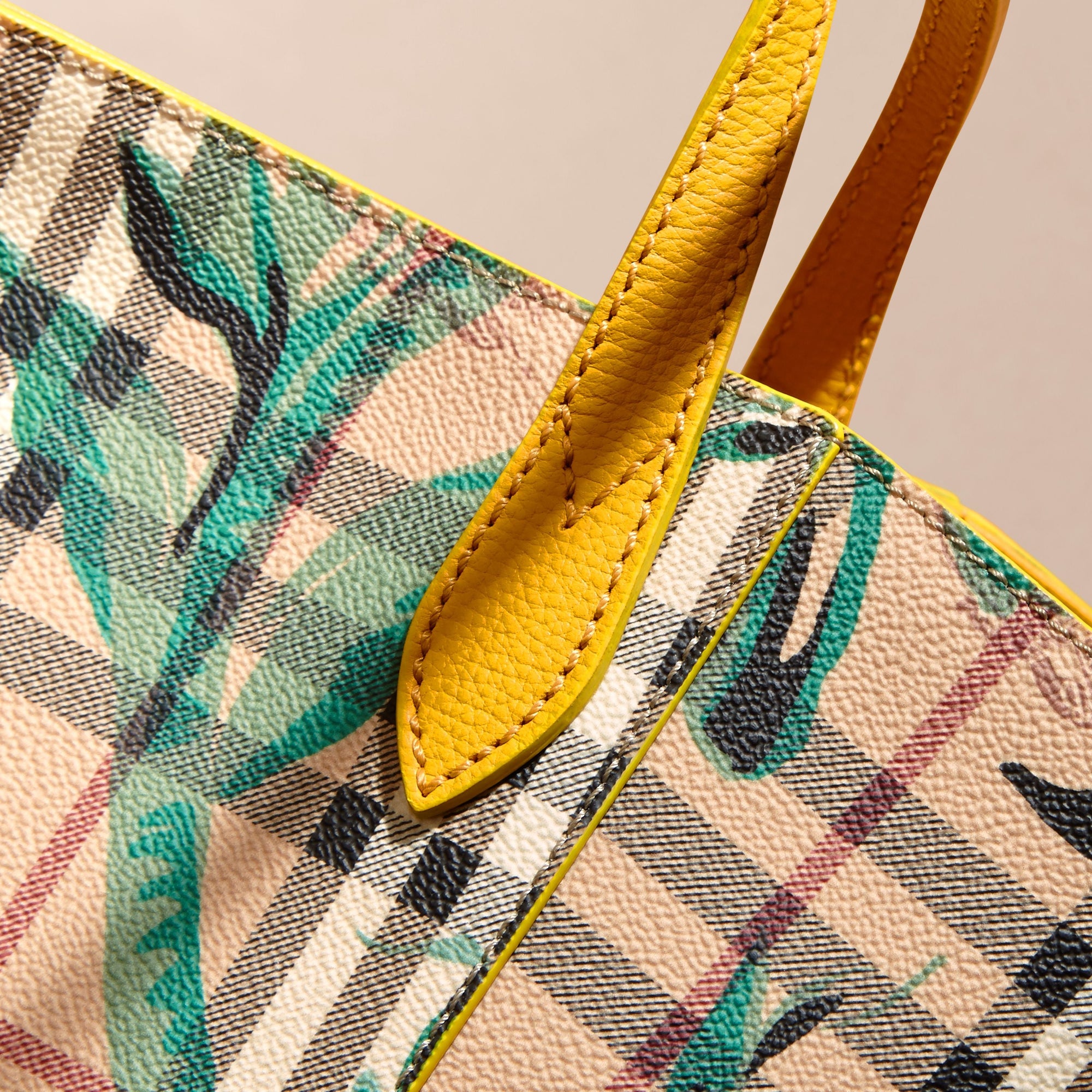 Petit sac The Canter imprimé à pivoines roses - Yellow & Green
