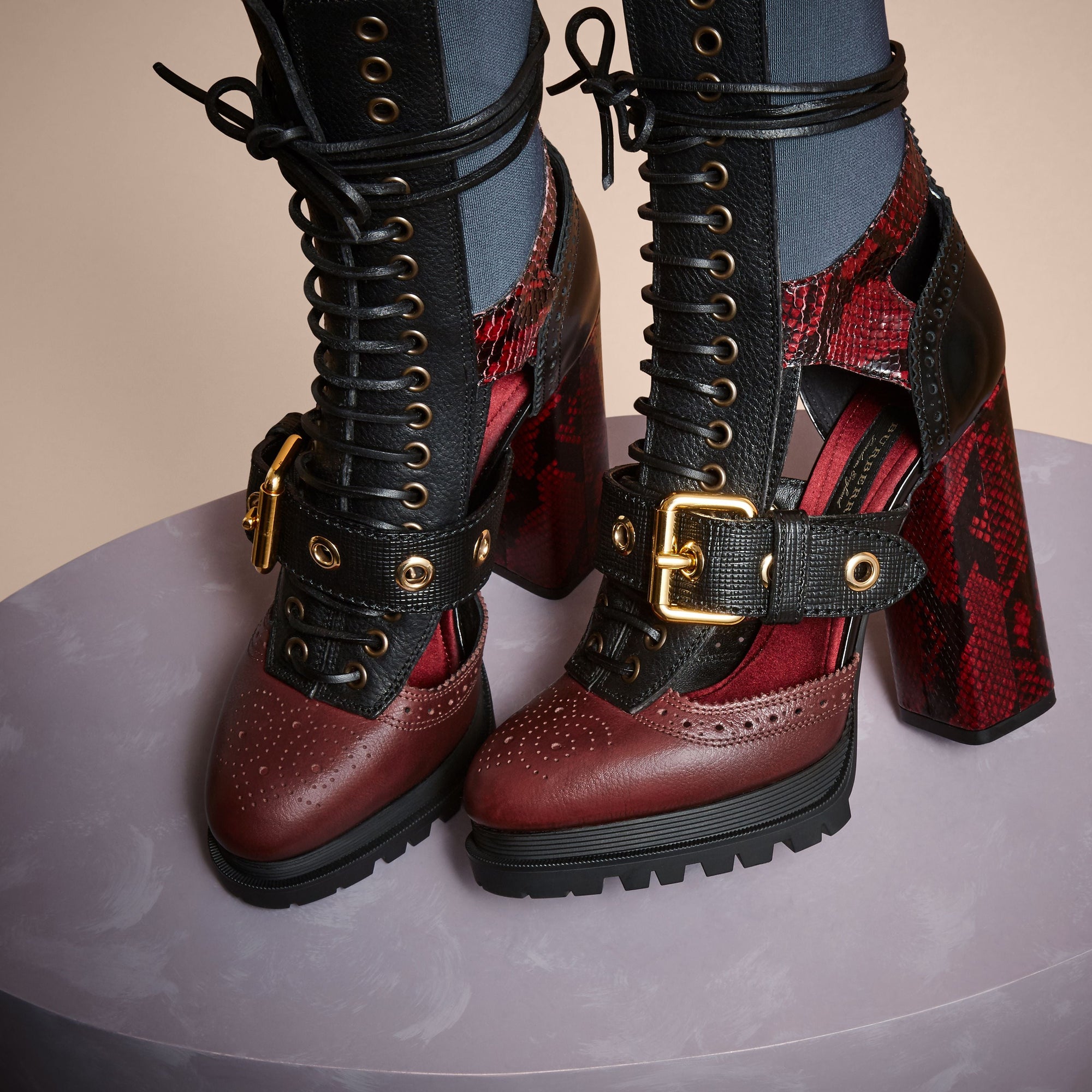 Bottines à plateforme en cuir et peau de serpent avec découpes - Burgundy Red