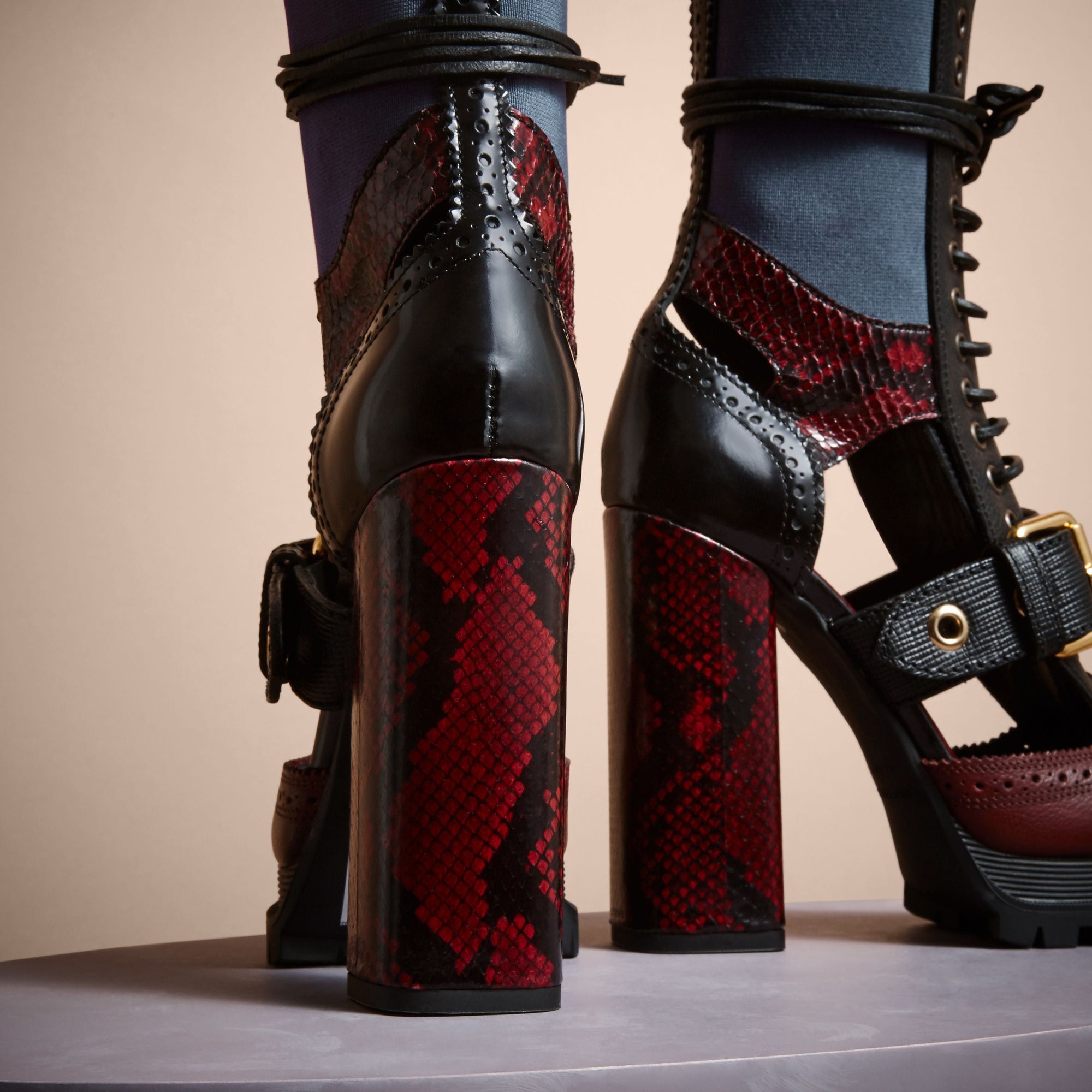 Bottines à plateforme en cuir et peau de serpent avec découpes - Burgundy Red