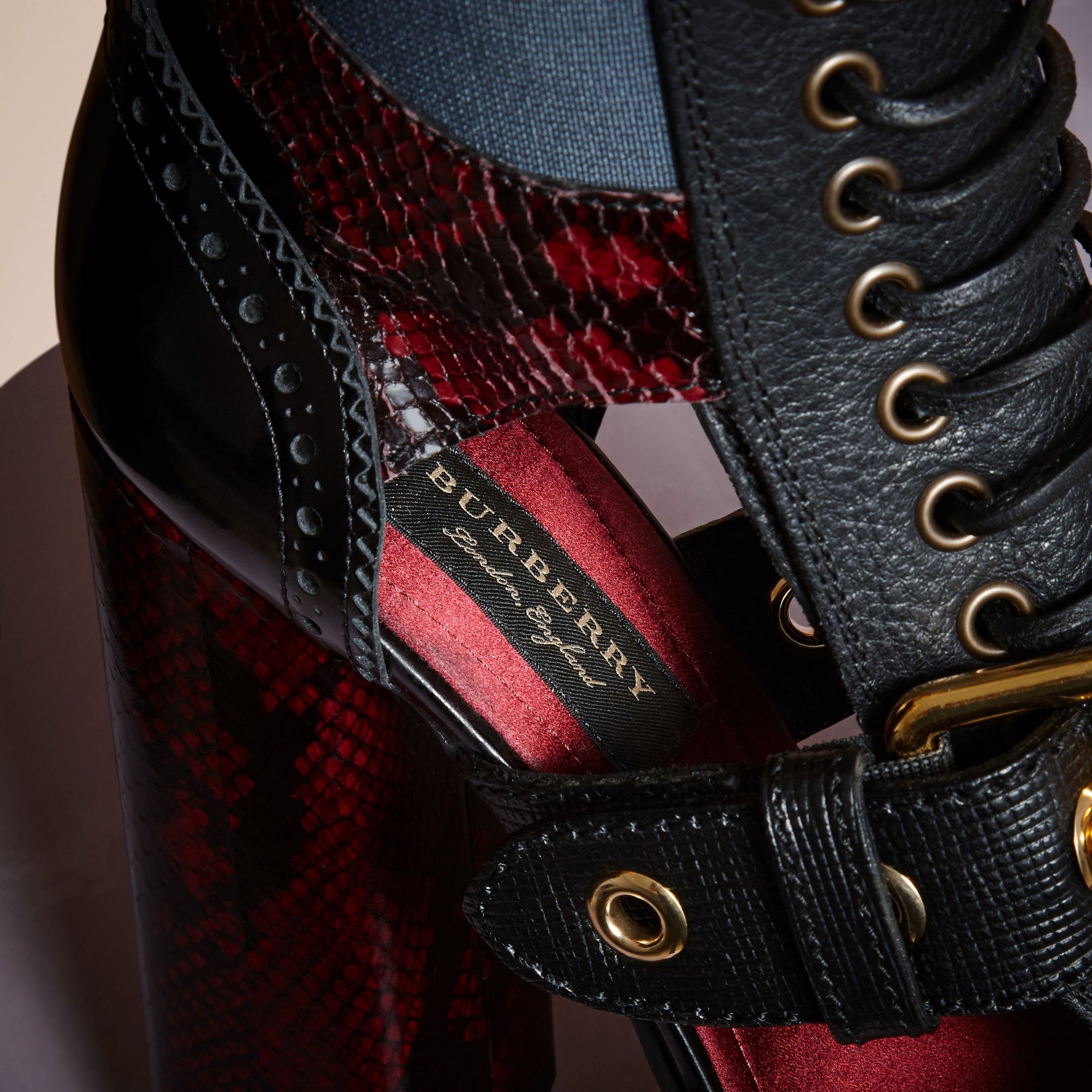 Bottines à plateforme en cuir et peau de serpent avec découpes - Burgundy Red